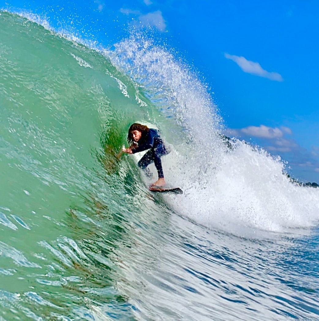 Surfista pegando um tubo em Pontal do Sul, o mar que trouxe o Leandro pra cá